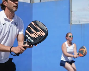 pareja del club valenciano de natación jugando a pádel