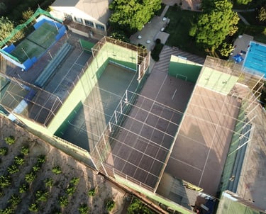 Imagen de Dron de las 4 pistas de frontenis que tiene el club valenciano de natación