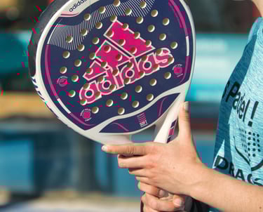 Niña preparada para jugar a pádel