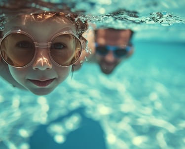 Niño y su padre nadando en la piscina