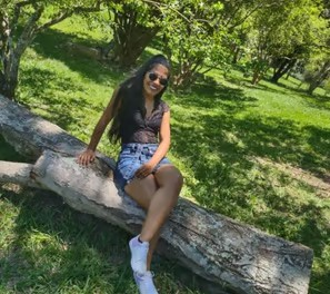 Mulher de óculos escuro sorrindo