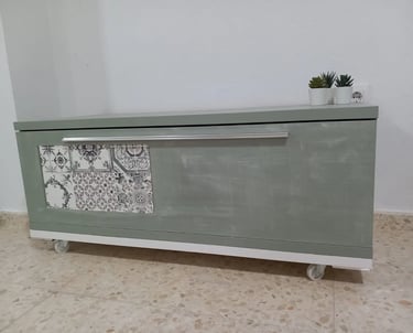 mesa de television restaurada con decapado de color verde agua