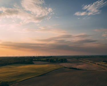 Weite Landschaft mit Feldern