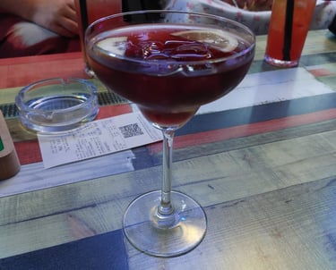 Cosmopolitan bei Mai Tai Cocktailbar, Novalja, Kroatien
