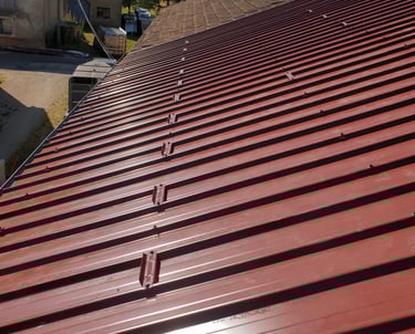 Un toit en tôle bac acier rouge ral 8012 