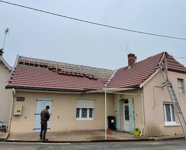  une toiture en cours de rénovation les tuiles sont en cours de pose sur le toit 