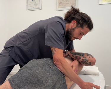 Aurelio_aplicando_estiramientos_a_paciente