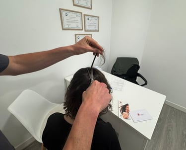 Aurelio_tomando_muestra_de_pelo_para_análisis_capilar