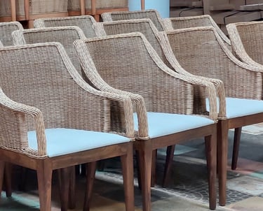 This chair is often chosen as a product to fill hotel projects, restaurants and cafes.