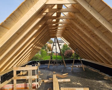 Holzdachkonstruktion beim Neubau eines Wohnhauses