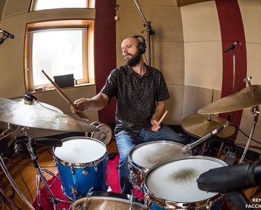 Brnuo Tessele gravando bateria com o grupo Cosmopolita no Estúdio Space Blues