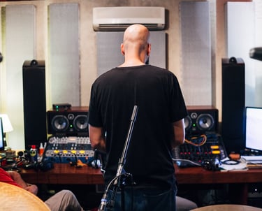 Bruno Tessele ouvindo uma mixagem no estúdio