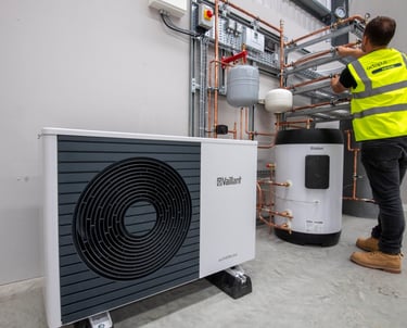 Tekirdağ’da ısı pompası tamiri yapan usta, dış ünite bakım ve gaz dolumu işlemi gerçekleştiriyor.