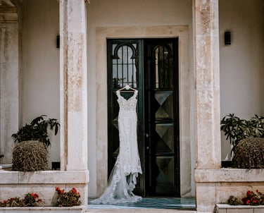 vestito da sposa appeso all'entrata di un edificio
