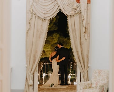 sposi abbracciati sul balcone