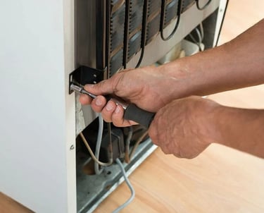 tecnico consertando geladeira