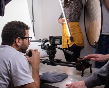 Tournage vidéo d'entreprise avec une équipe de production en train de faire des réglages techniques