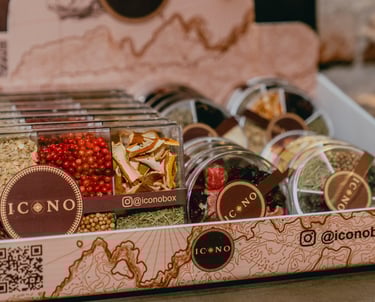 Exhibidor con kits de botánicos desplegados para mostrar variedad y surtido de especias, frutas, etc