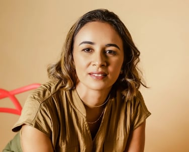 Advogada Diana Guedes senta olhando para frente