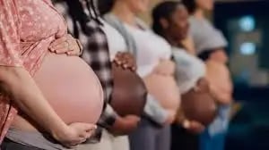 Varias Mulheres Gravidas mostrando sua Barriga