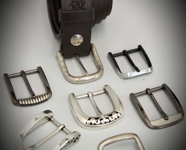 un groupe de ceintures et de boucles de ceintures et de boucles