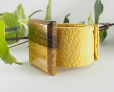 Bracelet with fabric strap and senna wood decoration