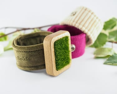 Bracelet with 3 fabric straps and decoration made from wood and artificial grass