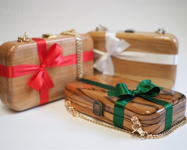 a evening wooden clutch with a bow tie and gold chain
