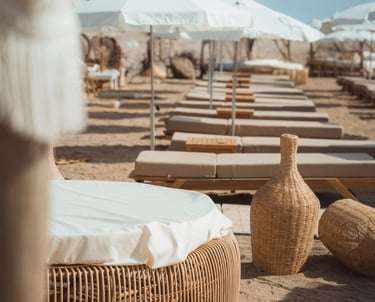 Transat simple installé sur la plage privée Playa Amor, détente les pieds dans le sable