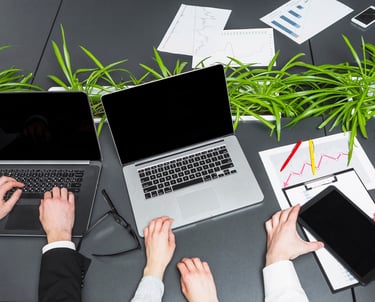 Outils numériques sur un bureau