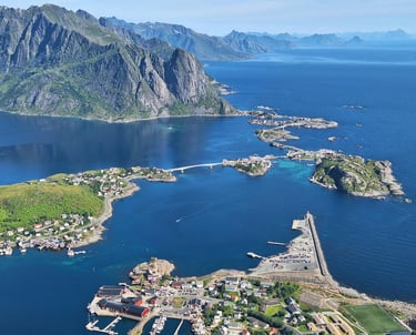 Norway, malerischer Fjord, Lofoten Inseln