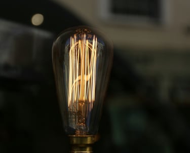 eine Glühbirne als Symbol für Strom