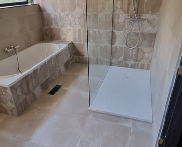 Keramische tegels inloopdouche en een bad