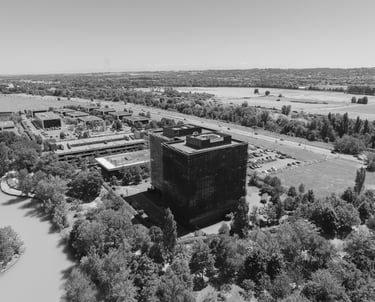 Photo aérienne de l’immeuble Thales à Toulouse, capturée par drone en 4K.