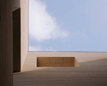 Edificio moderno revestimiento simil piedra, cielo celeste