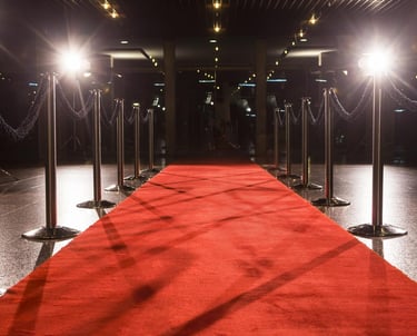 Sarkanais paklājs un prožektoru gaismas