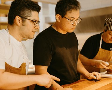 Cilvēki ēstgatavošanas meistarklasē