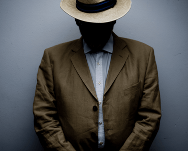 Mistisks vīrietis ar neredzamu seju un detektīva apģērbu