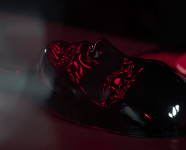 Mistiska maska uz galda ar tējas krūzem