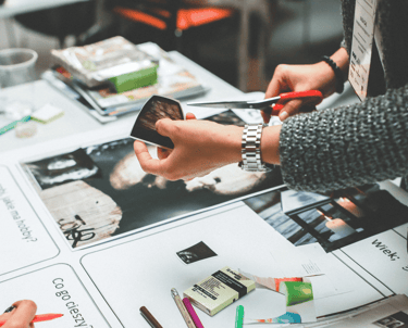 Cilvēki veido kolāžu