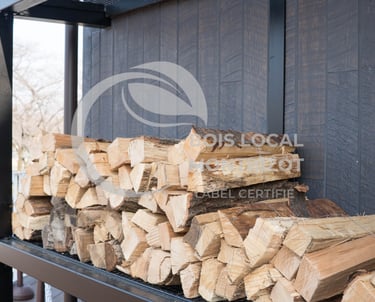 une pile de bois posée sur une étagère