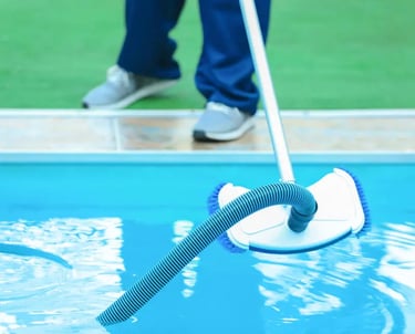 Clean residential pool in Florida with maintenance kit