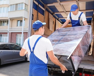 livreur qui livre un meuble