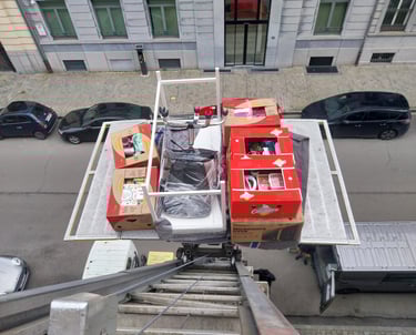 Lift qui monte des cartons