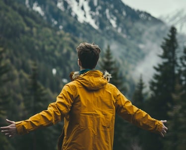 hombre con un piloto amarillo parado frente a una montaña