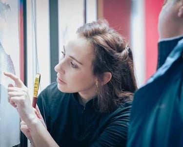 Photographie de Camille Poli en train de travailler pour un client