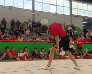 Animación de fútbol infantil en Barcelona durante cumpleaños con juegos y freestyle.