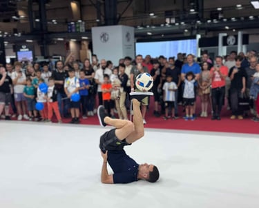 exhibición de freestyle fútbol en un evento en Barcelona