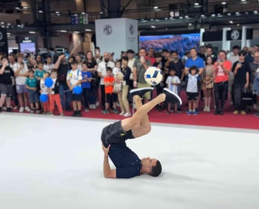 Espectáculo de freestyle fútbol en Cataluña durante un evento para niños