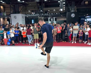Fútbol Freestyle profesional realizando un espectáculo en una feria de Zaragoza